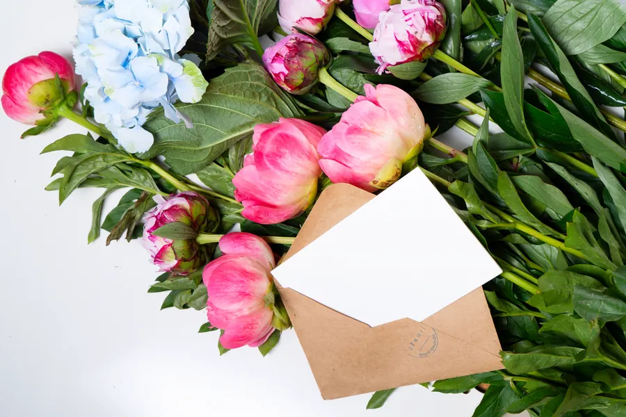 Carte message manuscrite glissée dans un bouquet