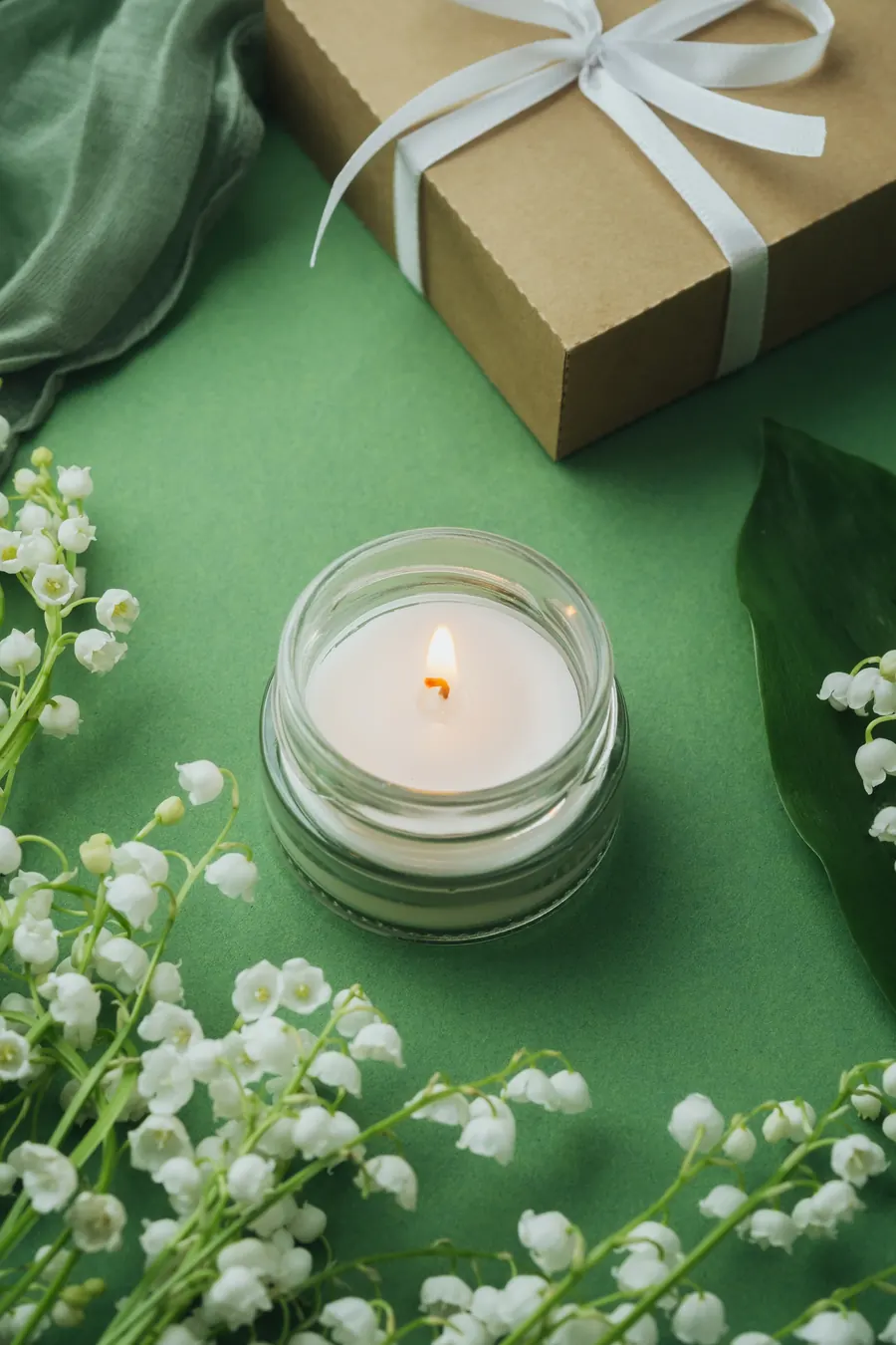 Coffret cadeau avec petit bouquet et bougie