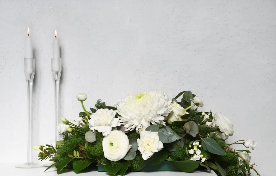 Composition de deuil blanche et verte, sobre, fond neutre