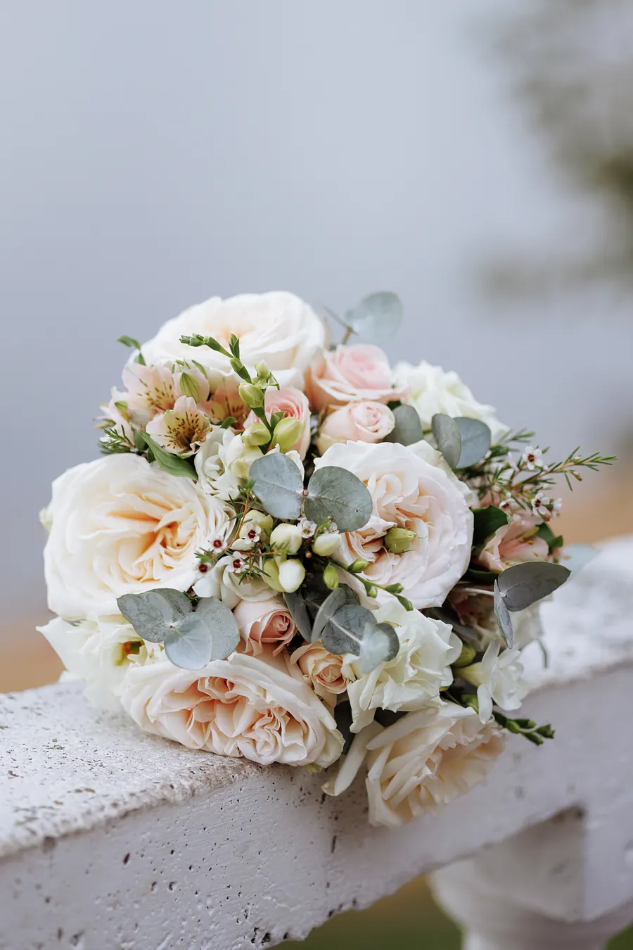 Petit bouquet rond aux tons poudrés