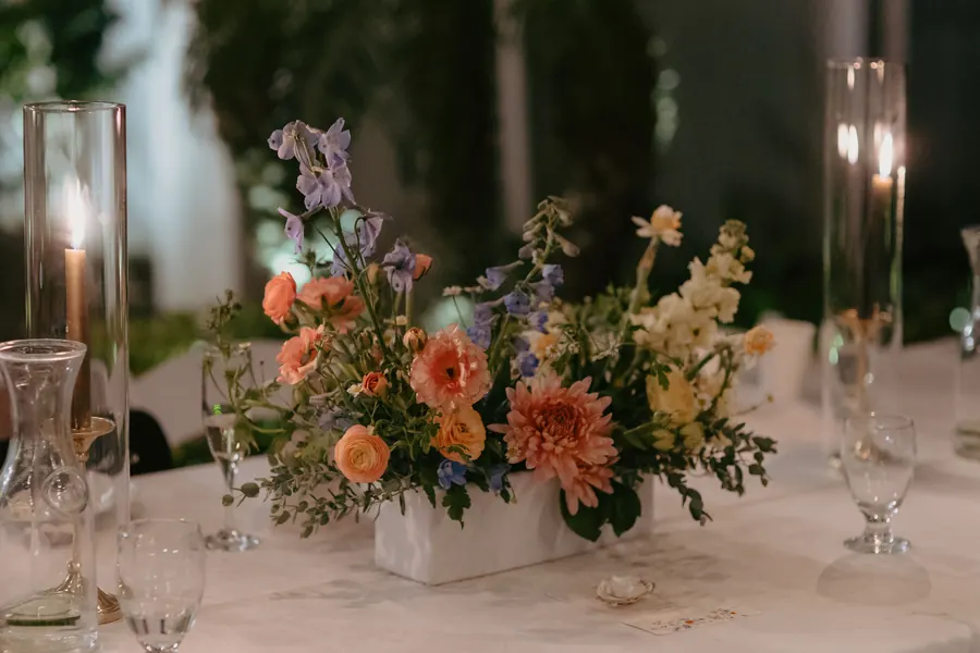 Composition basse en coupe sur une table de mariage