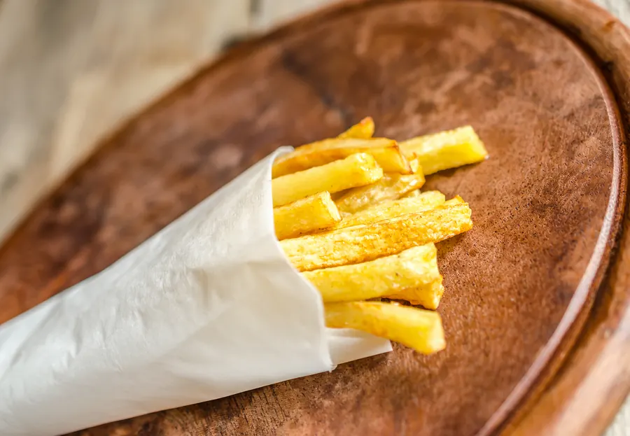 Cornet de frites fraîches coupées, sel, papier kraft, au comptoir du camion