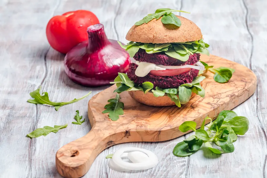 Burger végétarien à la galette de betterave, chèvre frais, roquette