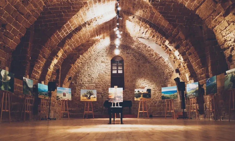Cave voûtée en pierre, une grande toile éclairée par un spot