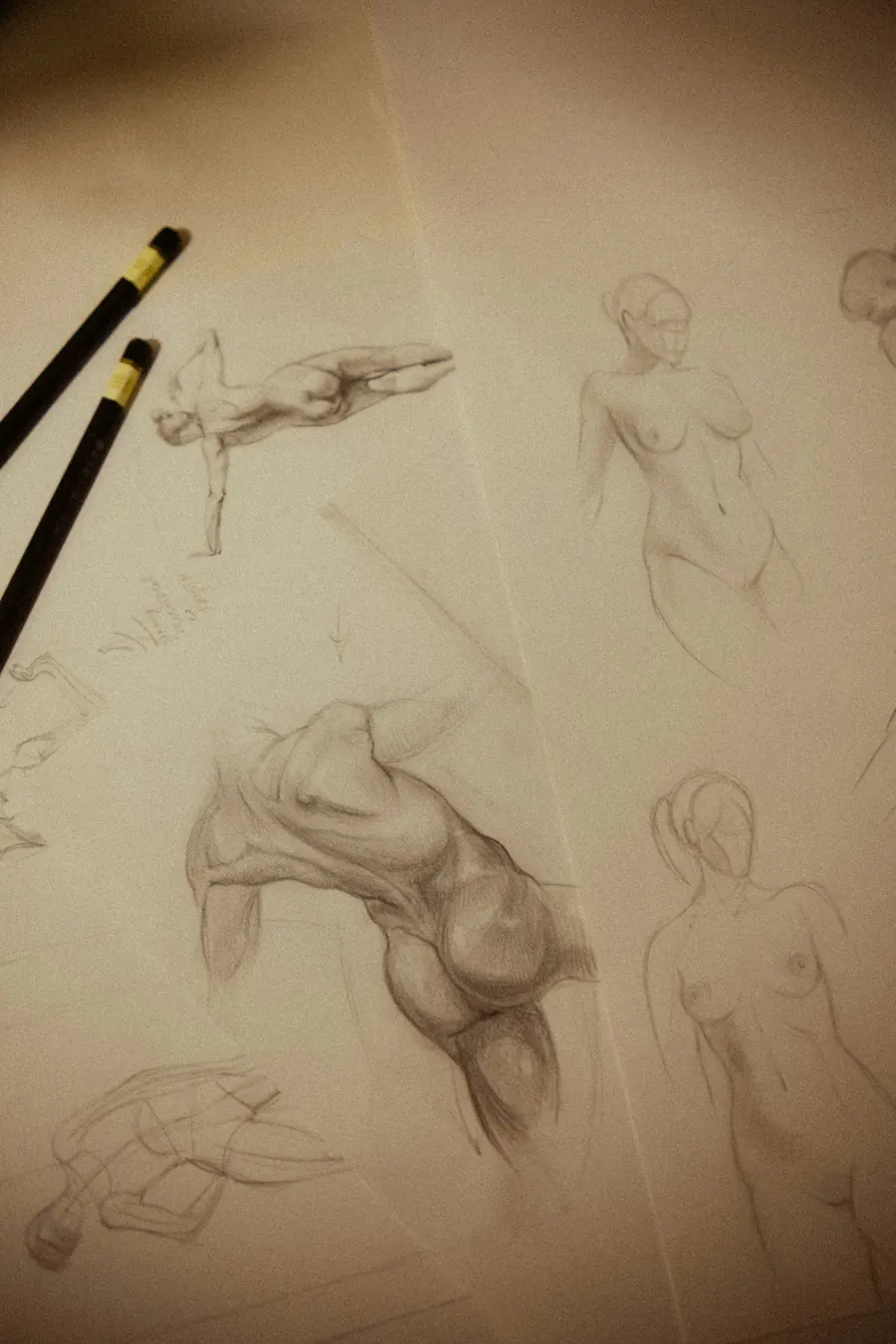 Croquis au crayon de silhouettes humaines dans un carnet