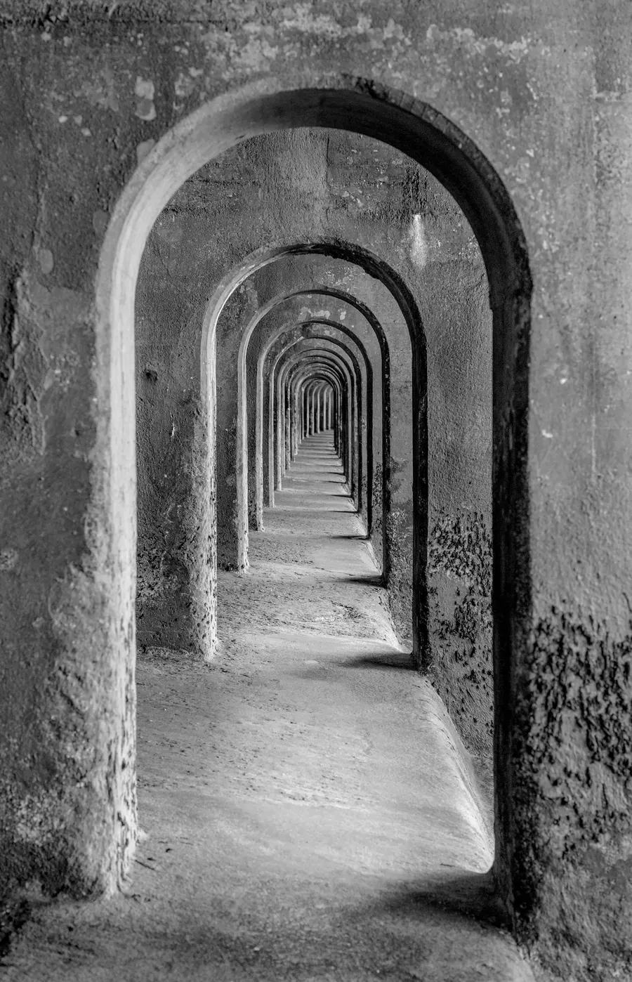 Tirage argentique noir et blanc d'un passage couvert ancien, encadré