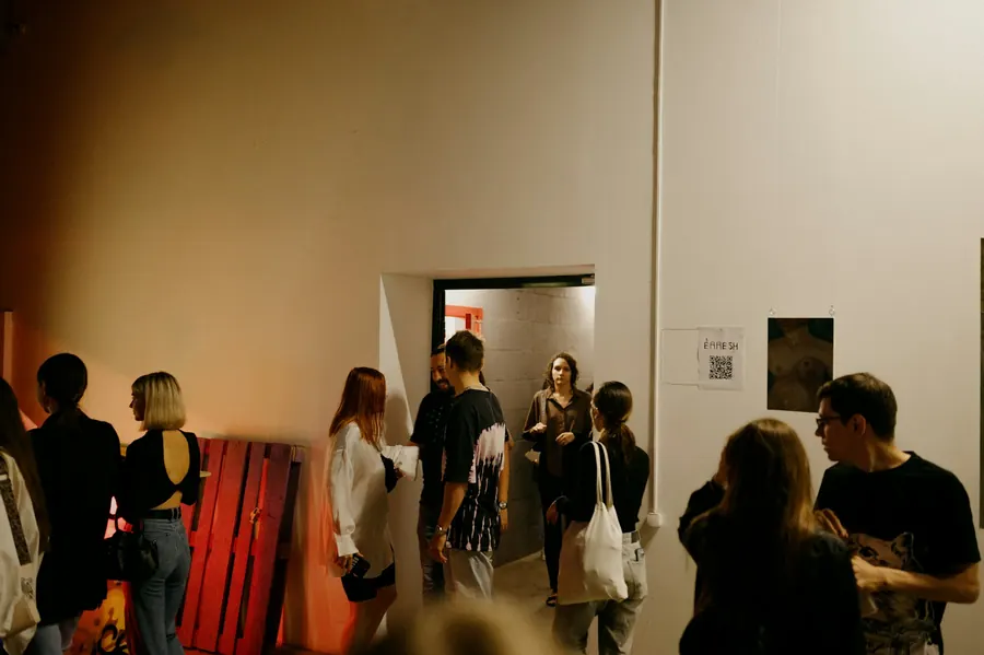 Groupe de personnes réunies dans une galerie d'art