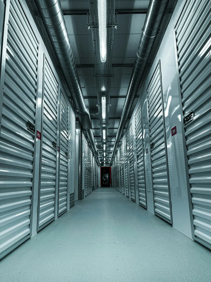Couloir d'un centre de stockage avec portes métalliques