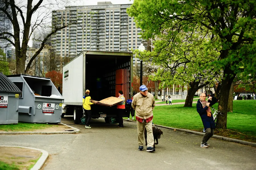 Des personnes qui déchargent des meubles d'un camion en extérieur