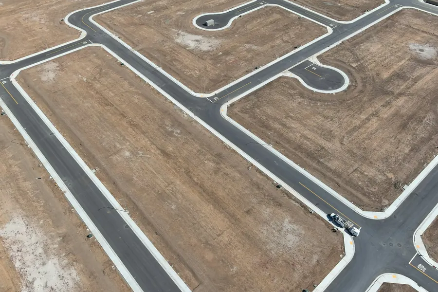 Vue aérienne d'un lotissement en construction avec routes tracées