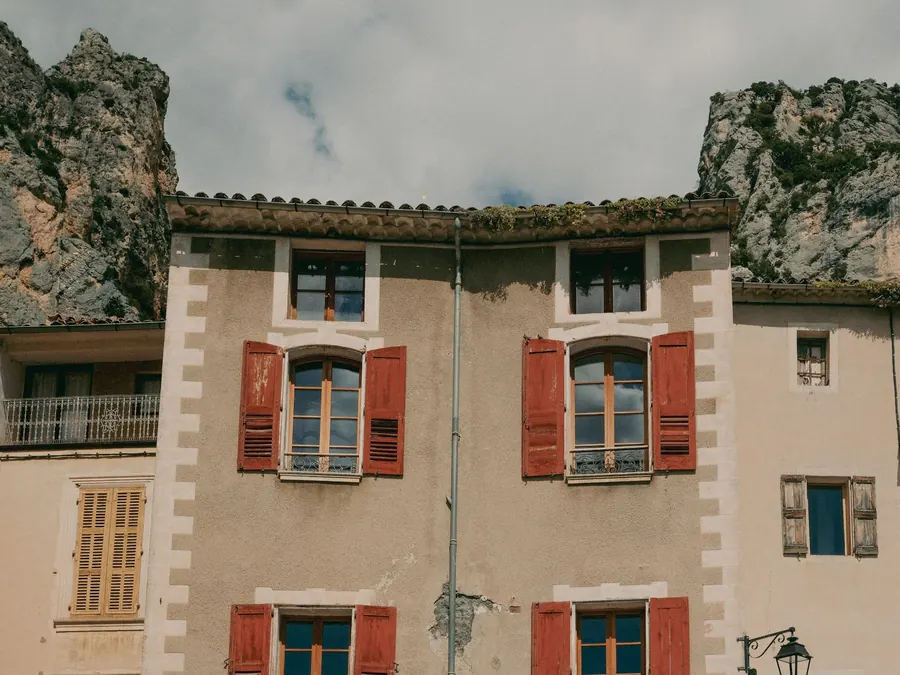 Petit immeuble ancien de centre-bourg, trois niveaux