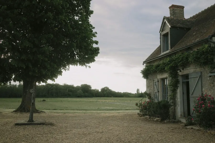 Maison en pierre avec volets et un grand jardin
