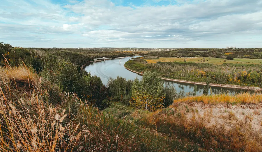 Rivière qui serpente entre des coteaux boisés, vue d'en haut