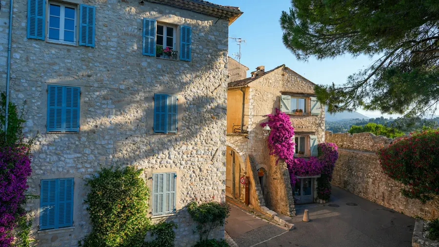 Petite maison de granit aux volets bleus, jardin clos de murets