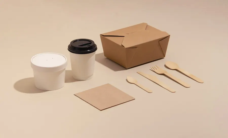 Pile de barquettes kraft pour vente à emporter, fond neutre