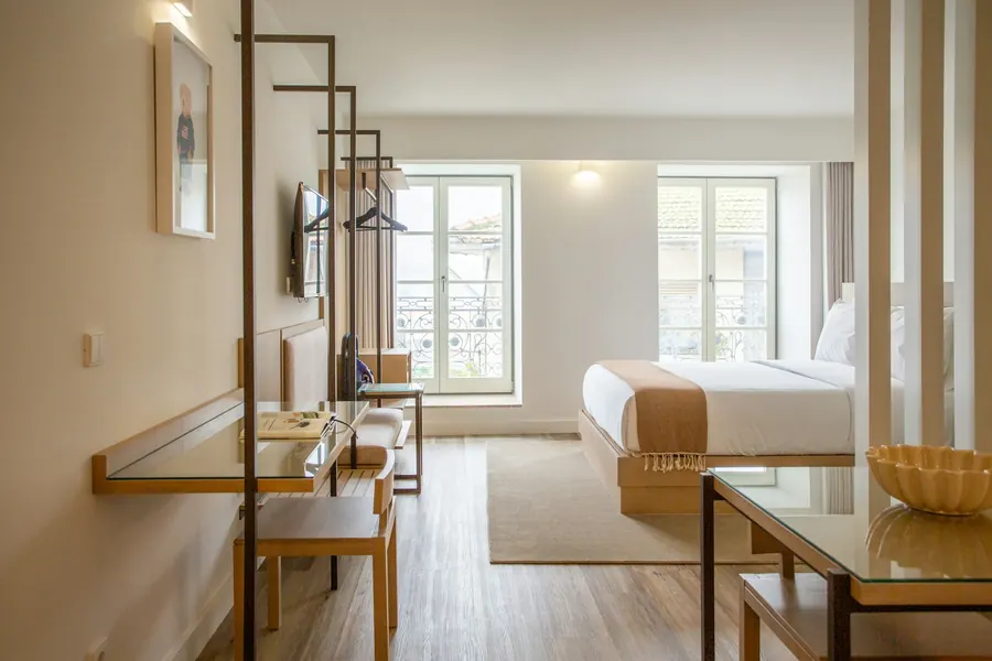 Chambre double sobre, parquet de chêne, bureau, lumière douce
