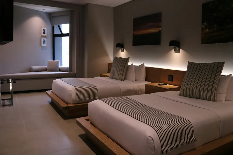 Chambre d'hôtel avec deux lits doubles côte à côte