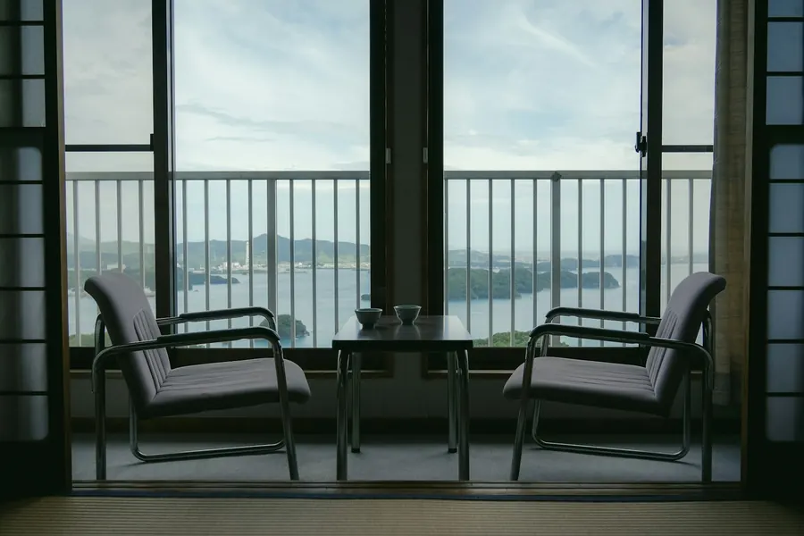 Suite avec salon et balcon ouvert sur la mer, fin de journée