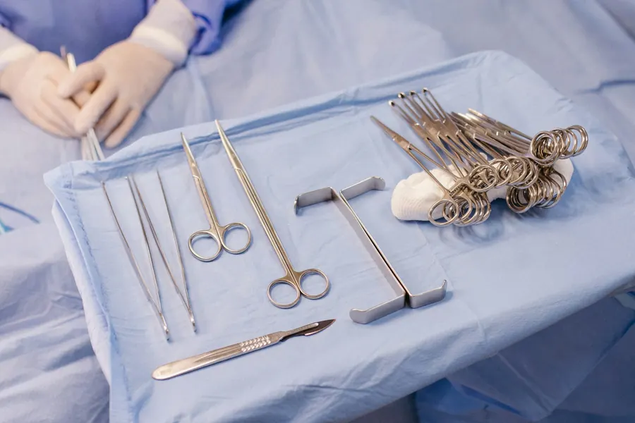 Plateau d'instruments stériles préparé sur un champ opératoire, en noir et blanc