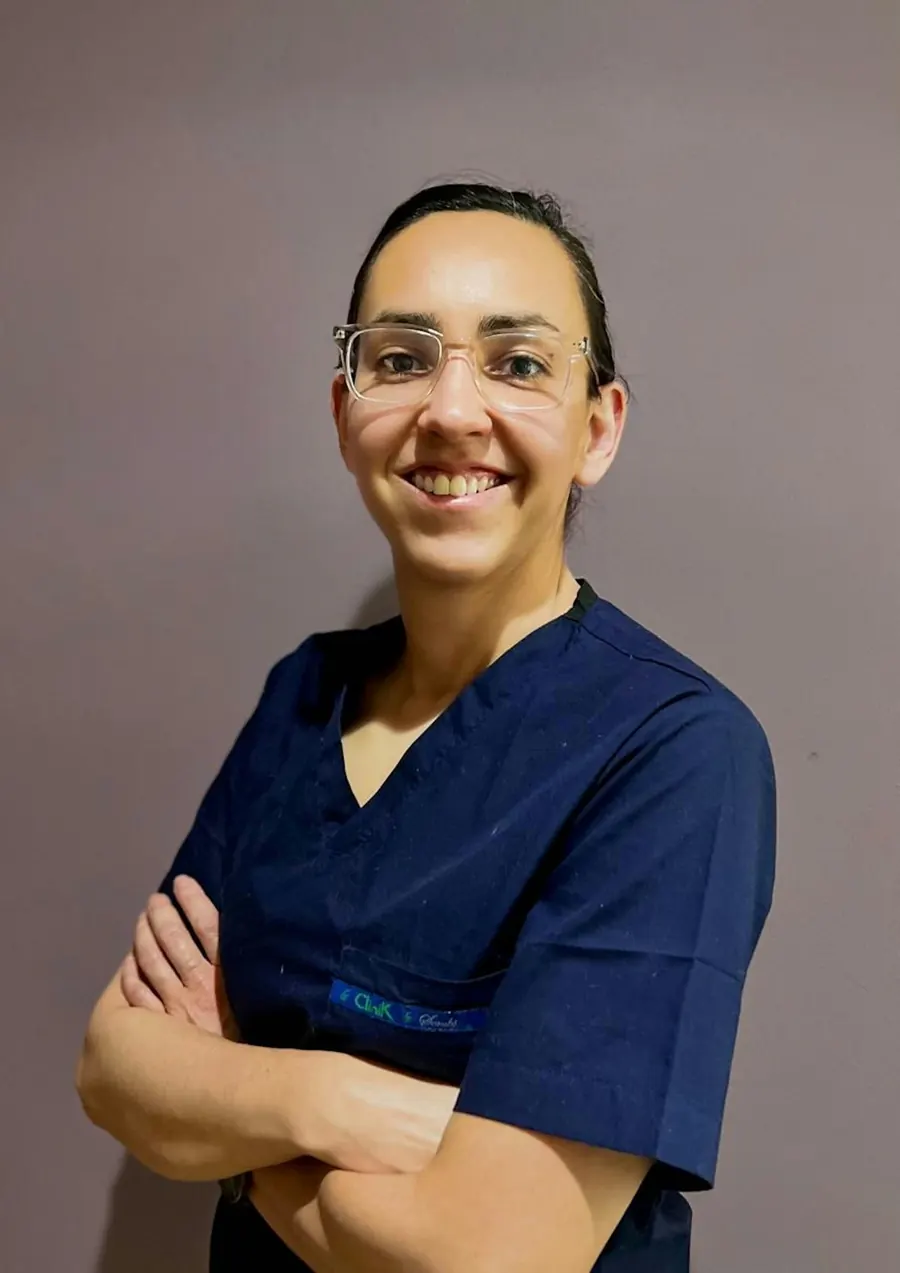 Portrait d'une chirurgienne-dentiste d'une quarantaine d'années, tenue de soin, en noir et blanc