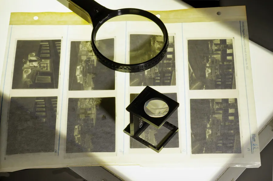 Contrôle d'une épreuve couleur à la loupe sur la table de lecture