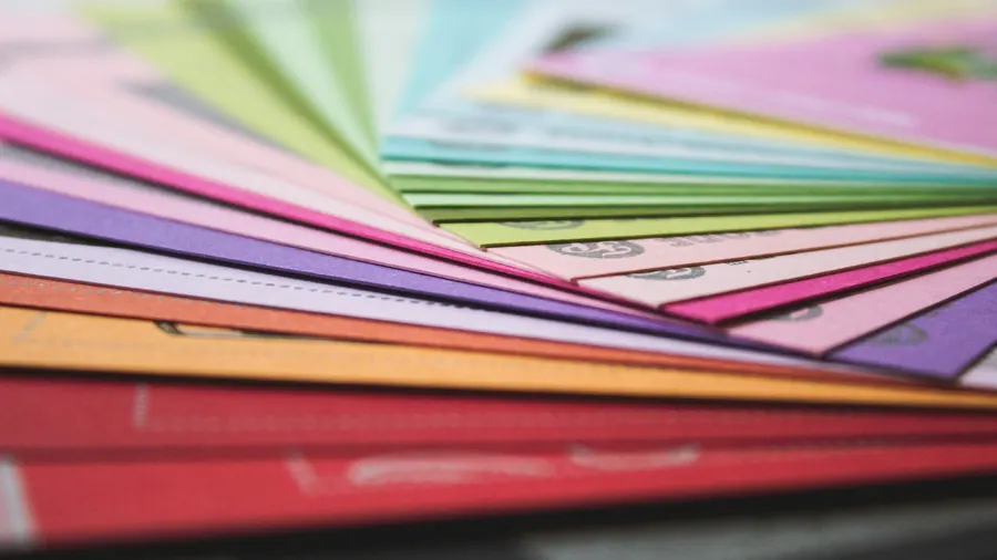 Éventail de feuilles de papier colorées vierges, sans texte imprimé