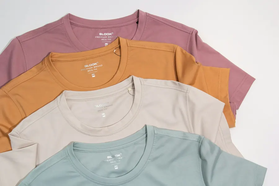 T-shirts colorés empilés, sans impression visible