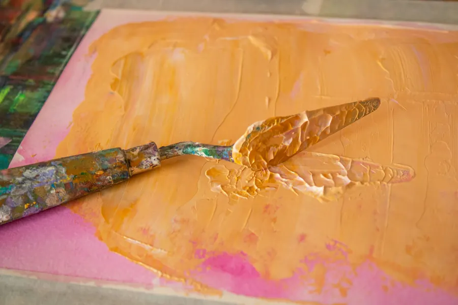 Mélange d'encre de sérigraphie à la spatule, écrans en arrière-plan