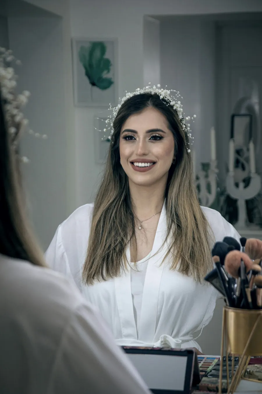Jeune esthéticienne de 19 ans, sourire discret, comptoir de l'institut