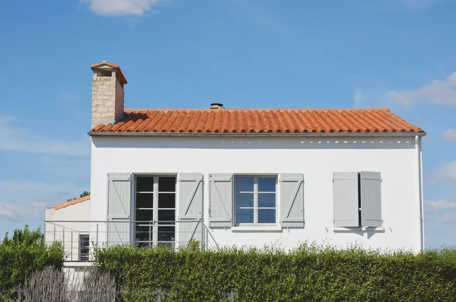 Pavillon des années 70 rénové, pelouse, portail, lumière d'automne