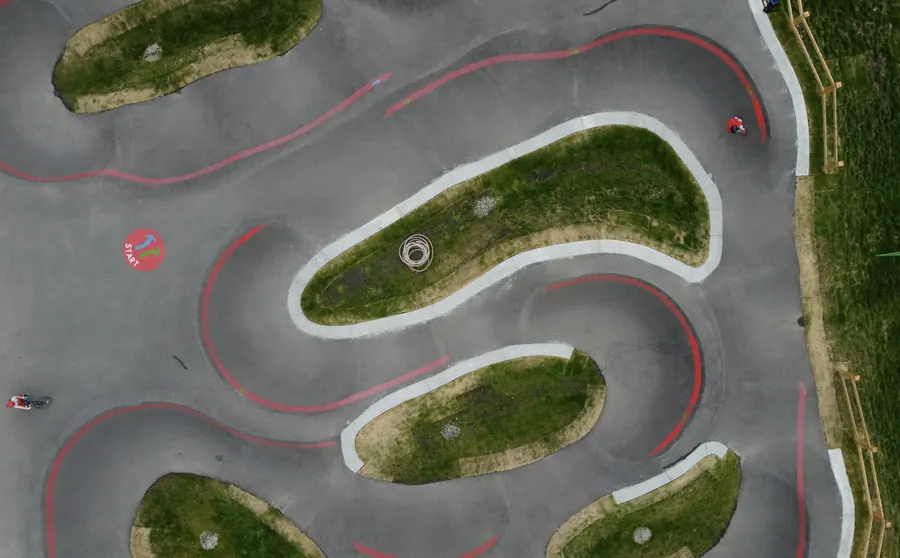 Vue aérienne d'un circuit sinueux, sans campagne visible autour
