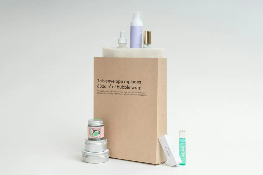 Sac en kraft entouré de plusieurs produits cosmétiques