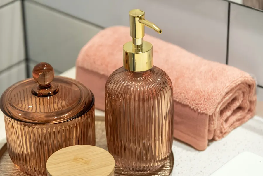 Flacons ambrés sur un lavabo, serviette rose, pas un flacon blanc