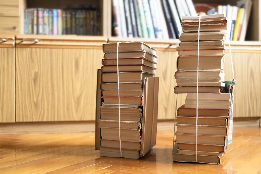 Comptoir de librairie, livres réservés avec étiquettes au nom des clients