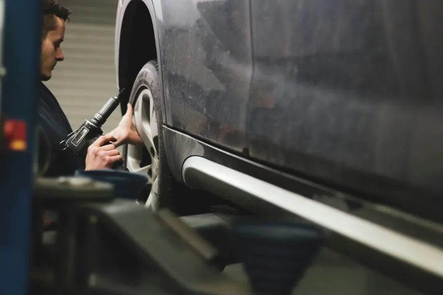 Mécanicien qui contrôle une roue de voiture, pas un camping-car