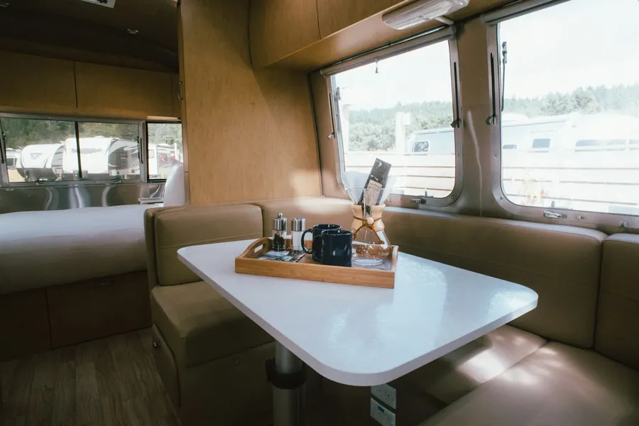 Dinette de camping-car vide, sans lits jumeaux visibles