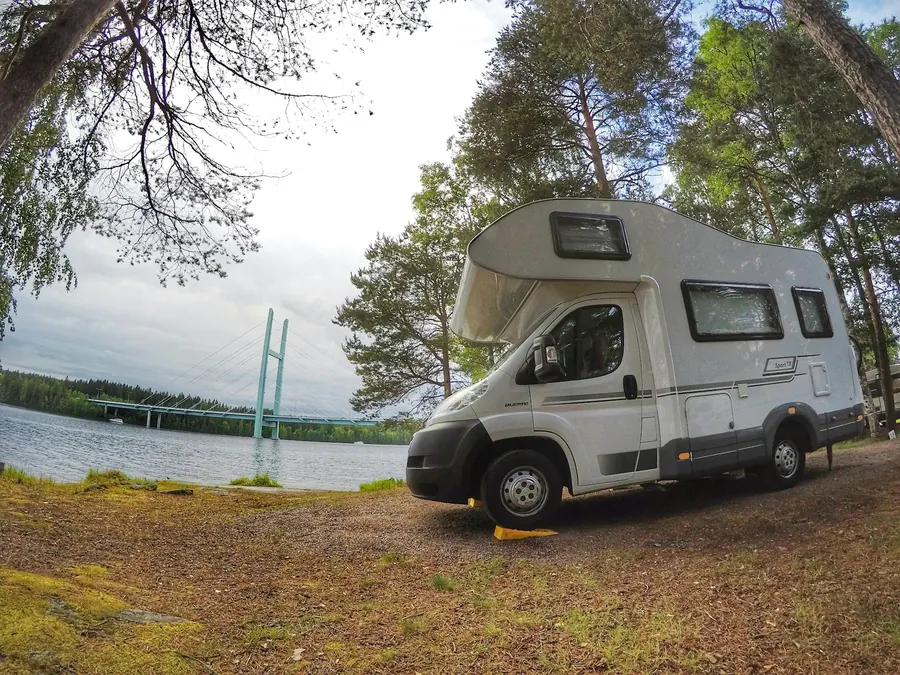 Camping-car garé face à l'eau, portes fermées