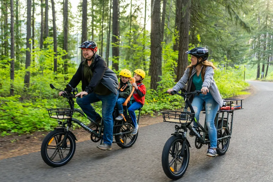 Famille à vélo en forêt, sans remorque ni rivière visibles
