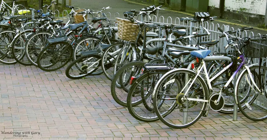 Vélos alignés à une station, pas devant une boutique