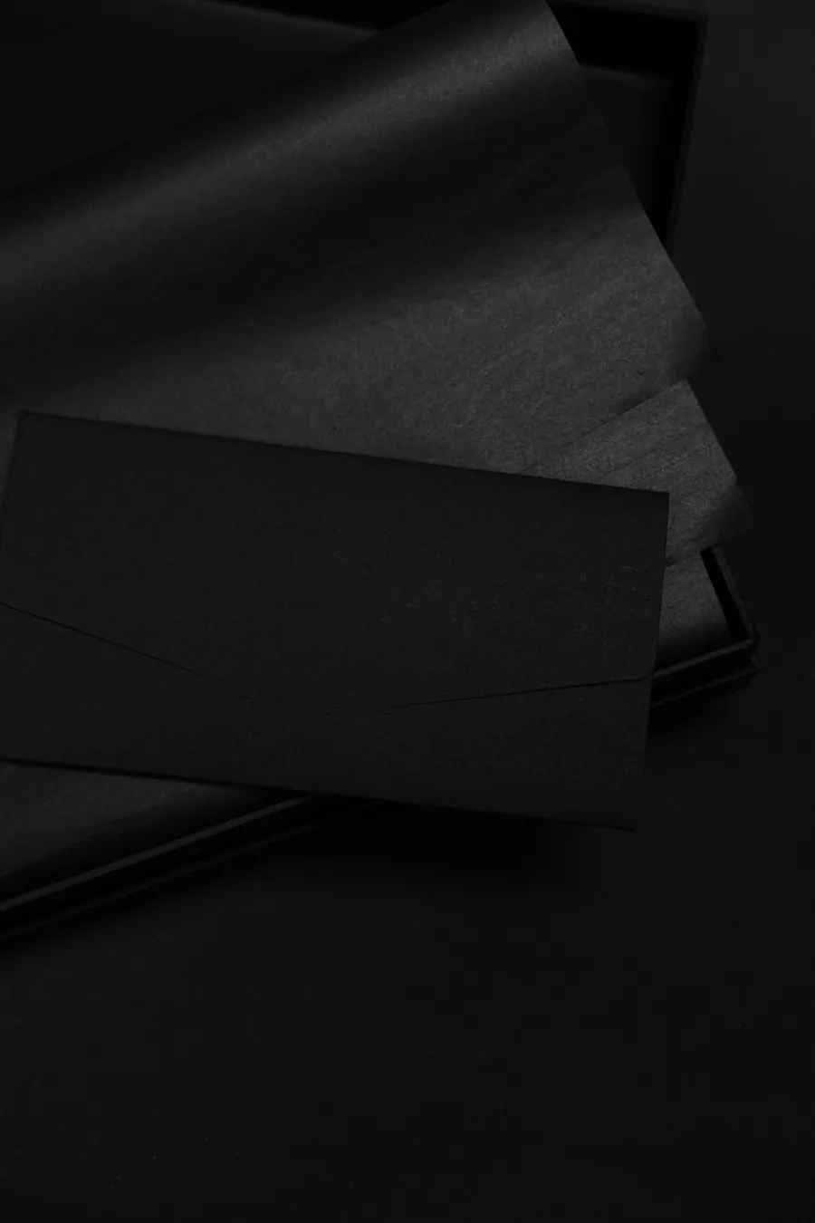 Enveloppes sombres élégantes, sans cachet de cire visible
