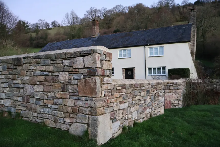 Maison en pierre avec mur d'extension, chantier terminé plutôt qu'en cours