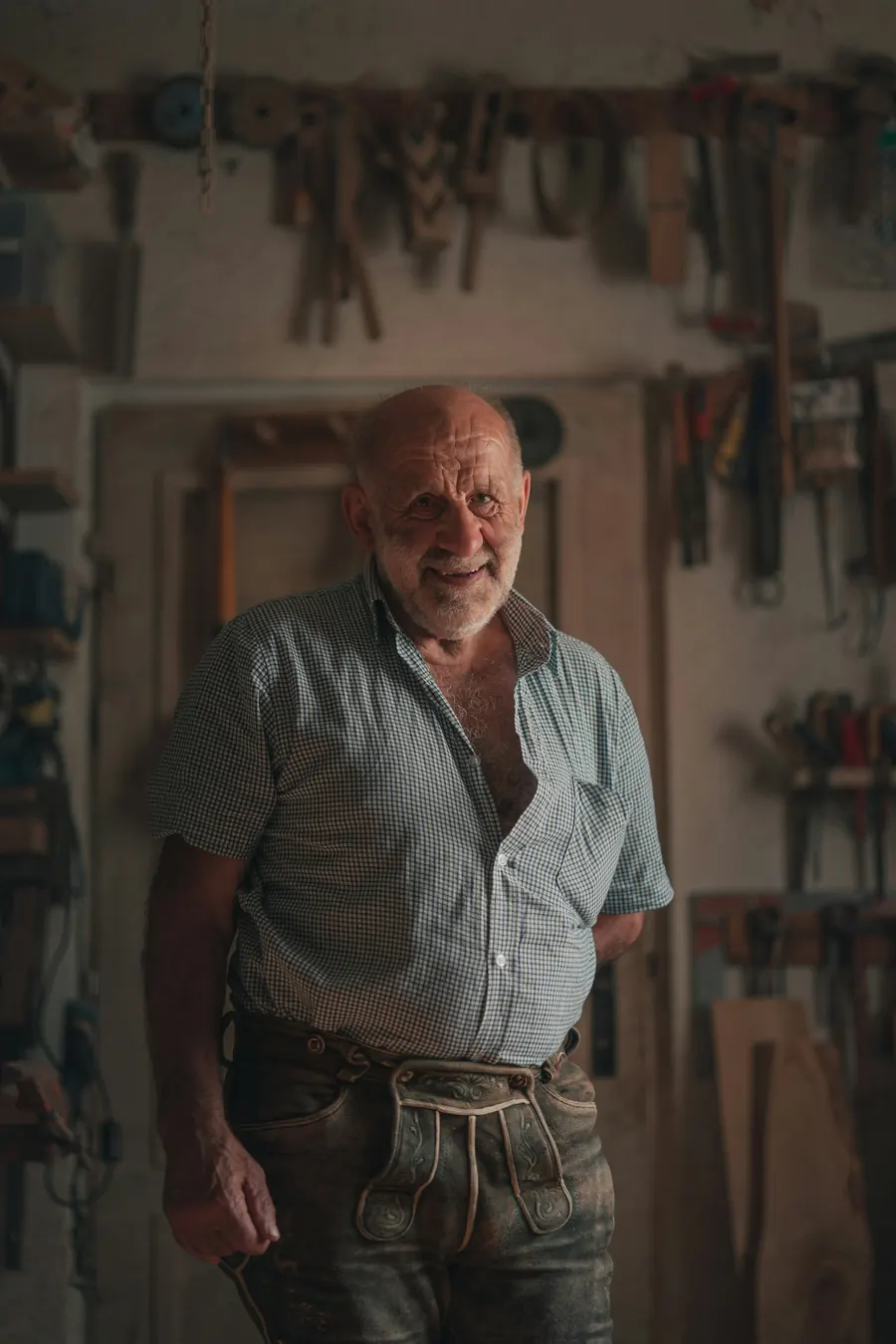 Charpentier plus âgé dans son atelier, entouré d'outils