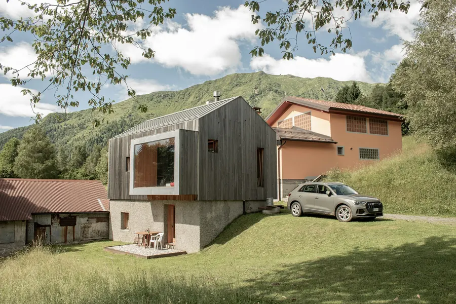 Maison moderne en bois à étage, sans enfants ni vélos