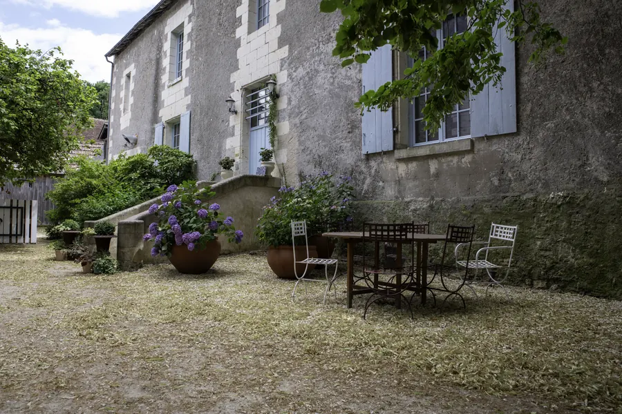Longère en pierre rénovée à l'heure dorée, menuiseries bois, jardin