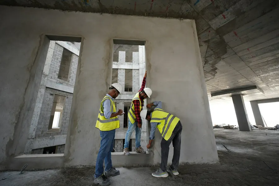 Ouvriers en discussion dans un bâtiment en construction