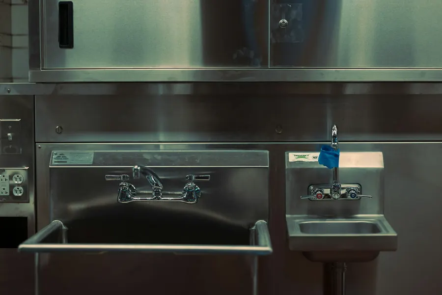 Zone de plonge en inox avec éviers, sans lave-vaisselle visible