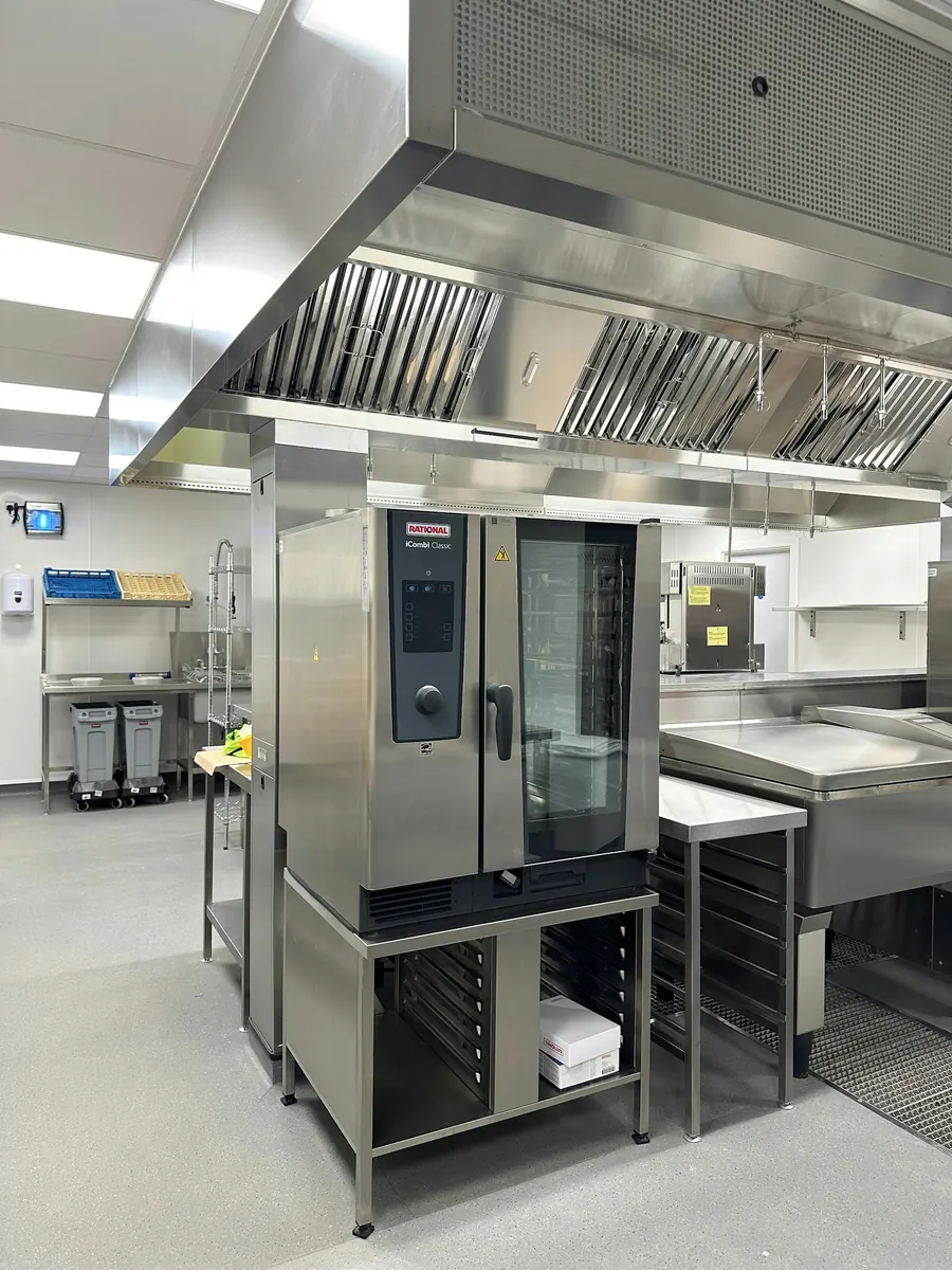 Four mixte inox installé en cuisine, pas sur un chariot d'entrepôt