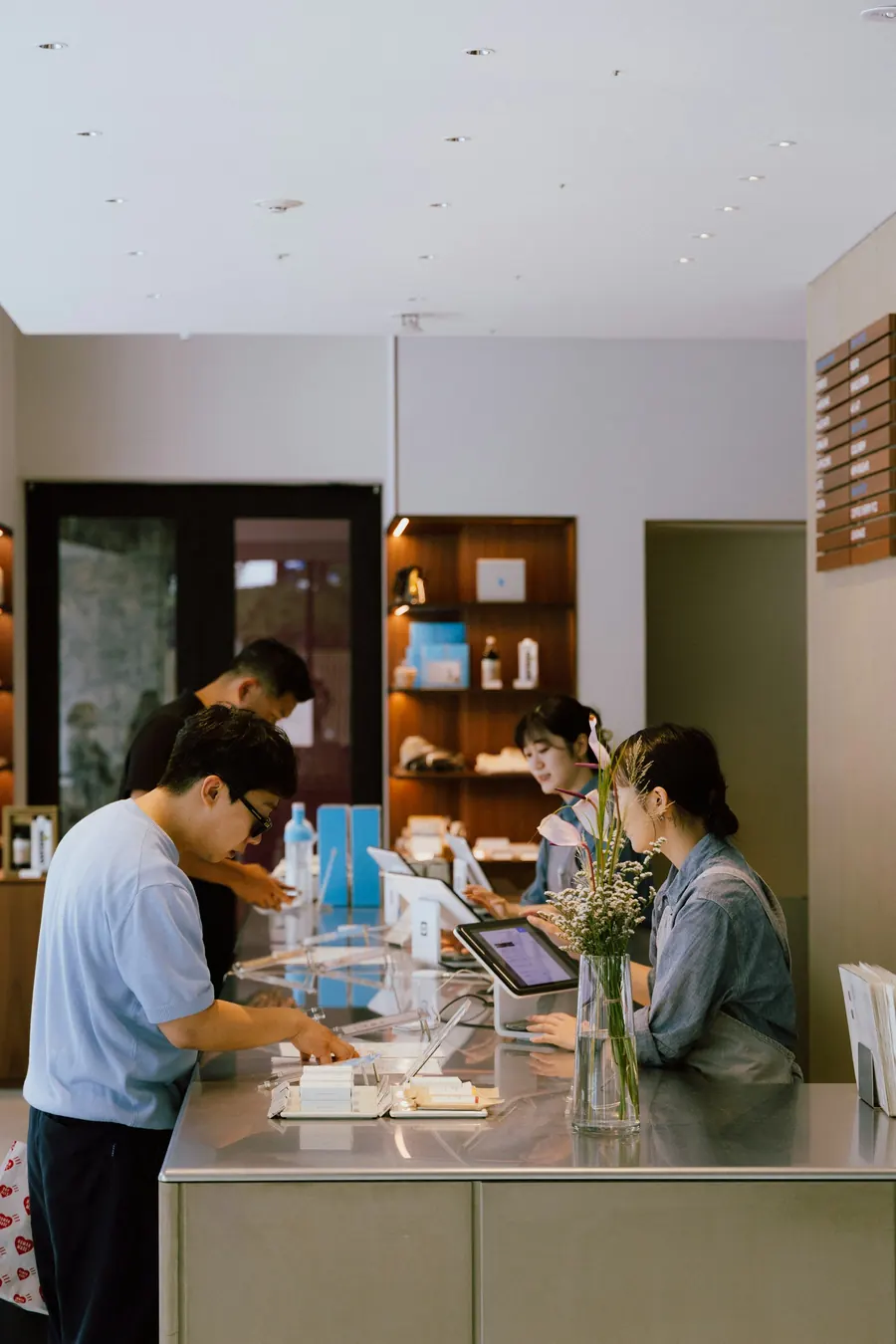 Vendeuse qui conseille un client à un comptoir de boutique, sans lampe horticole