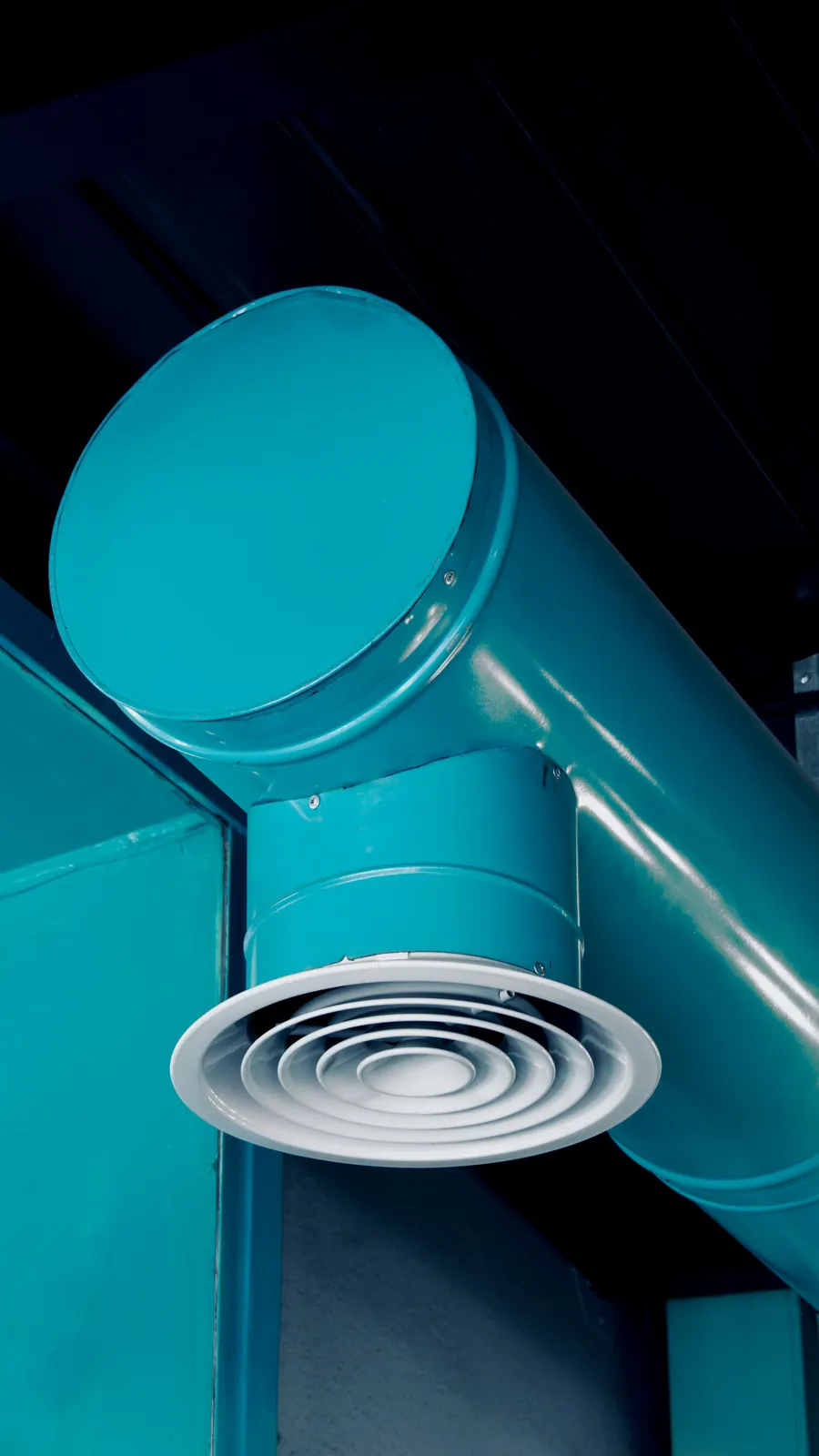 Tuyaux et gaine de ventilation industrielle, fond neutre