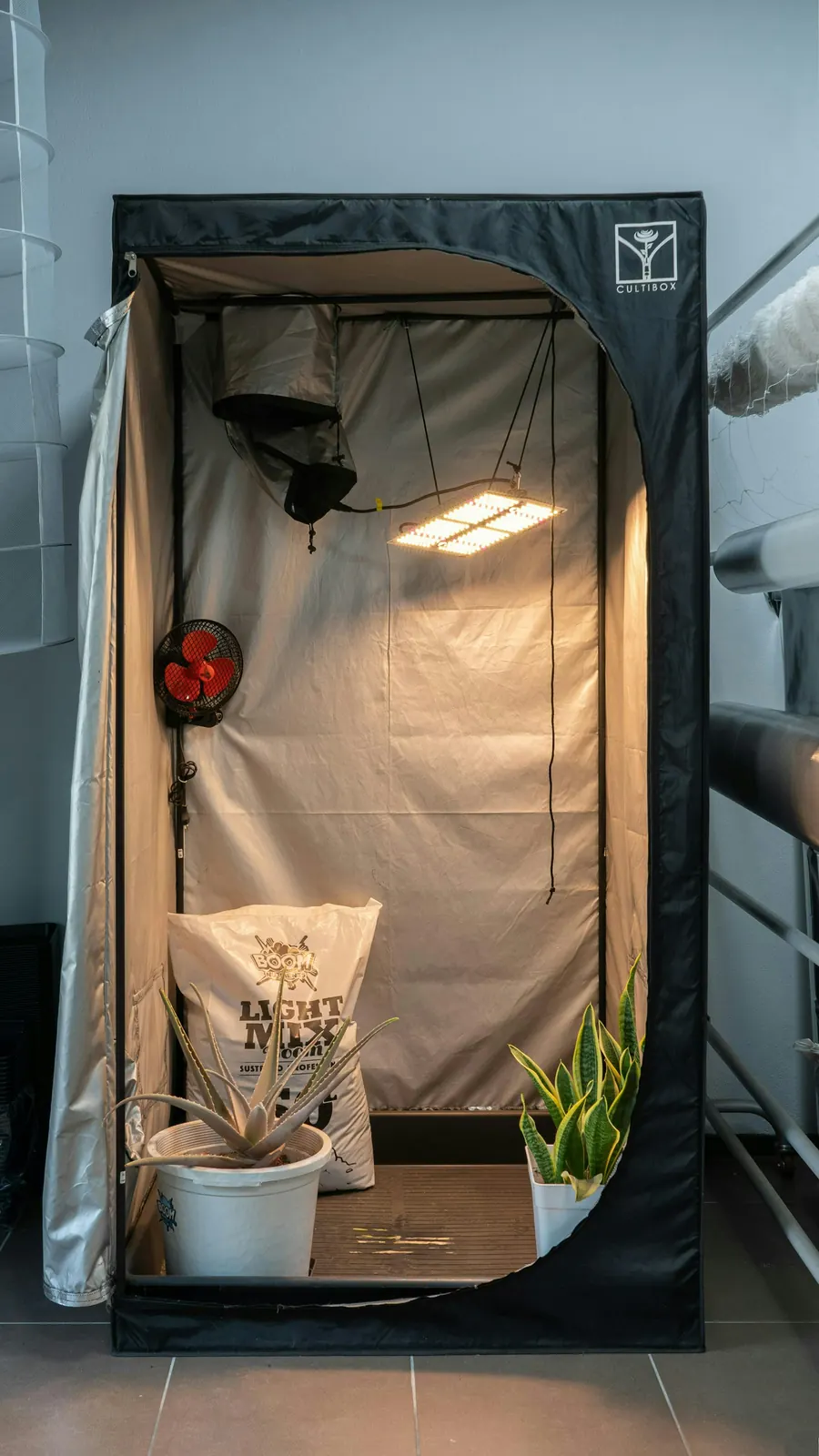 Tente de culture vide avec éclairage, sans plants visibles